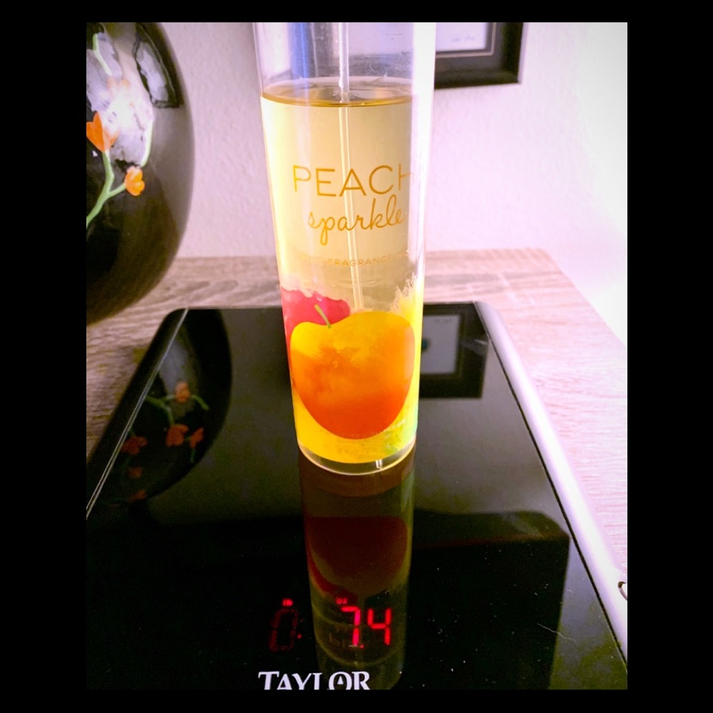 Bath and Body works signature scent ”peachsparkle”